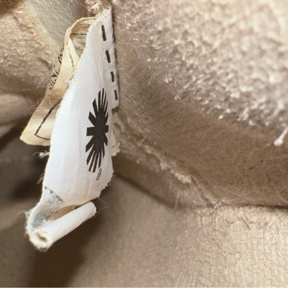 UGG Caplan sequin STAR Suede SLIP ON sneakers GIRL’s shoes  size 1 - Picture 15 of 16